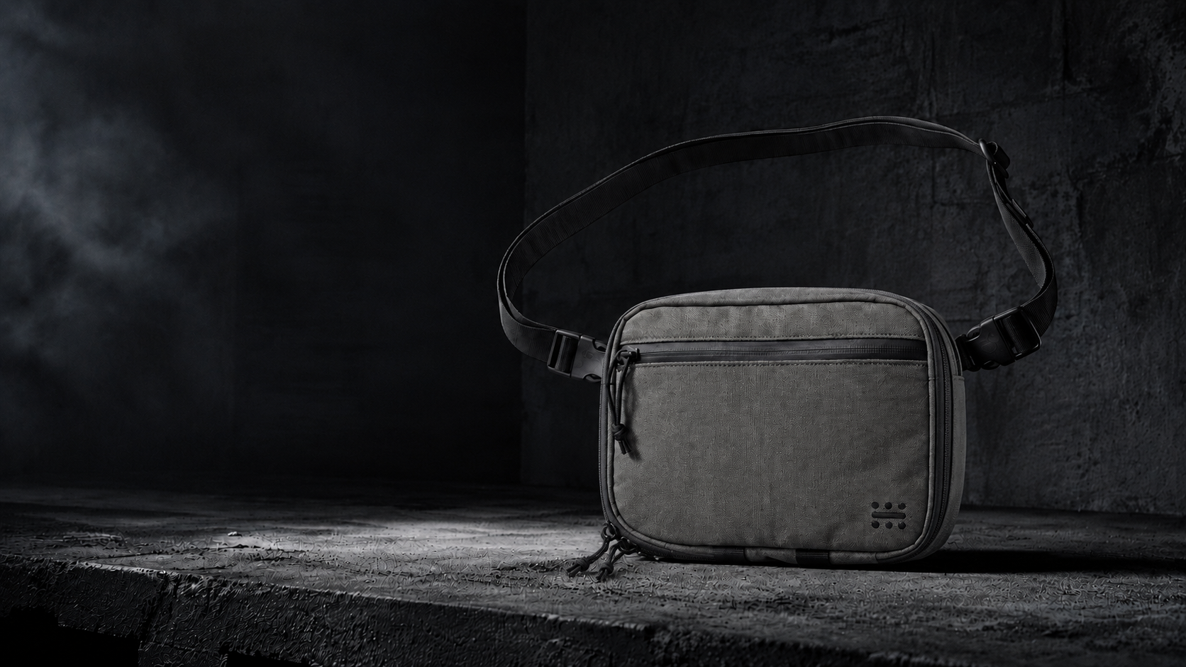 Sacoche modulaire GREY BASE SYSTEM TANK V2 avec ouverture périphérique à 180 degrés dans un studio noir texturé
